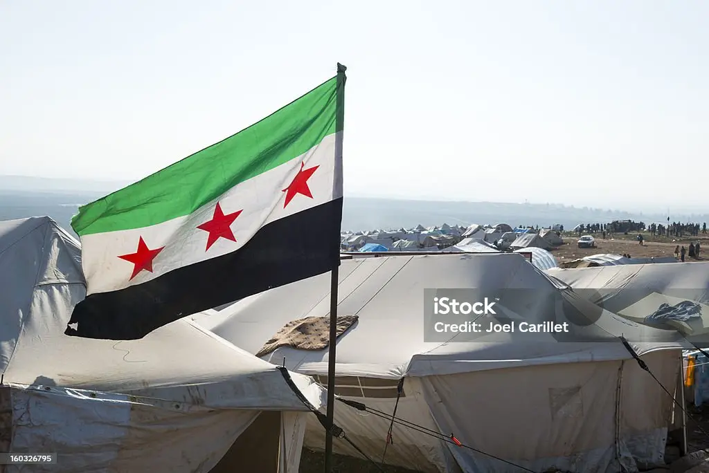 Le nouveau drapeau syrien flottant après la fuite Bachar al-Assad"